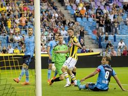 Half FC Utrecht kijkt met verbazing naar het doel als Ricky van Wolfswinkel (m.) de bal tegen de touwen schiet voor de 1-0. (26-08-2016)