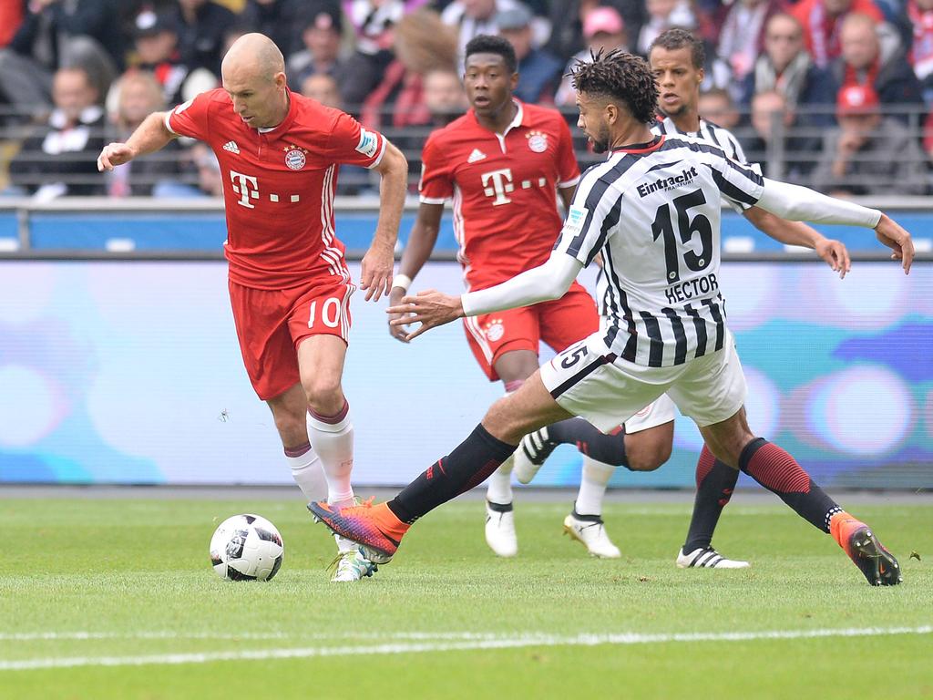 Bayern-aanvaller Arjen Robben kapt naar binnen en Eintracht Frankfurt-verdediger Michael Hector kan Robben niet stoppen. (16-10-2016)