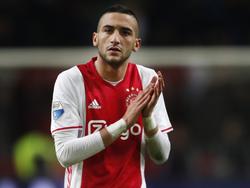 Hakim Ziyech verlaat applaudisserend het veld na afloop van de Eredivisie-topper tussen Ajax en PSV. (18-12-2016)