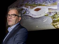 Feyenoord-directeur Eric Gudde poseert voor een foto van de plannen van Feyenoord City, een project met als belangrijkste punt het nieuwe stadion van Feyenoord. (30-11-2016)