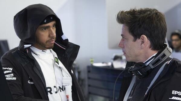 Lewis Hamilton nimmt kein Blatt vor den Mund und eckt damit auch mal an Lewis Hamilton nimmt kein Blatt vor den Mund und eckt damit auch mal an