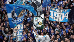 Schalke-Fans unterstützen ihre Mannschaft beim Auswärtsspiel im Berliner Olympiastadion