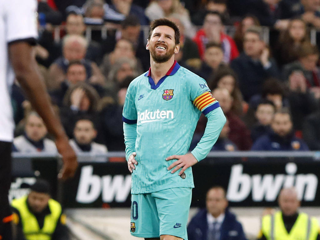 Messi se lamenta del mal partido completado en Mestalla.