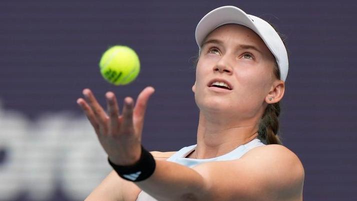 Tennis-Star Elena Rybakina in Aktion