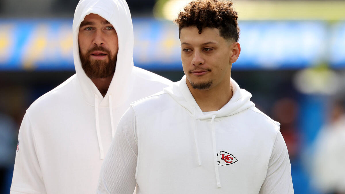 Patrick Mahomes (r.) und Travis Kelce hatten Spaß bei einem Country-Konzert