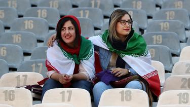 Im Iran hat die Fußballsaison weitgehend ohne den groß verkündeten Start mit Frauen auf den Tribünen begonnen