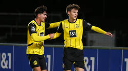 Der 1. FC Köln spricht mit BVB-Talent Julian Hettwer (r.)