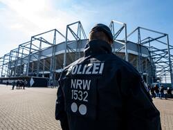 Die Polizei musste vor dem Spiel zwischen Borussia Mönchengladbach und Eintracht Frankfurt Fans bei einer Schlägerei trennen. (Symbolbild) 