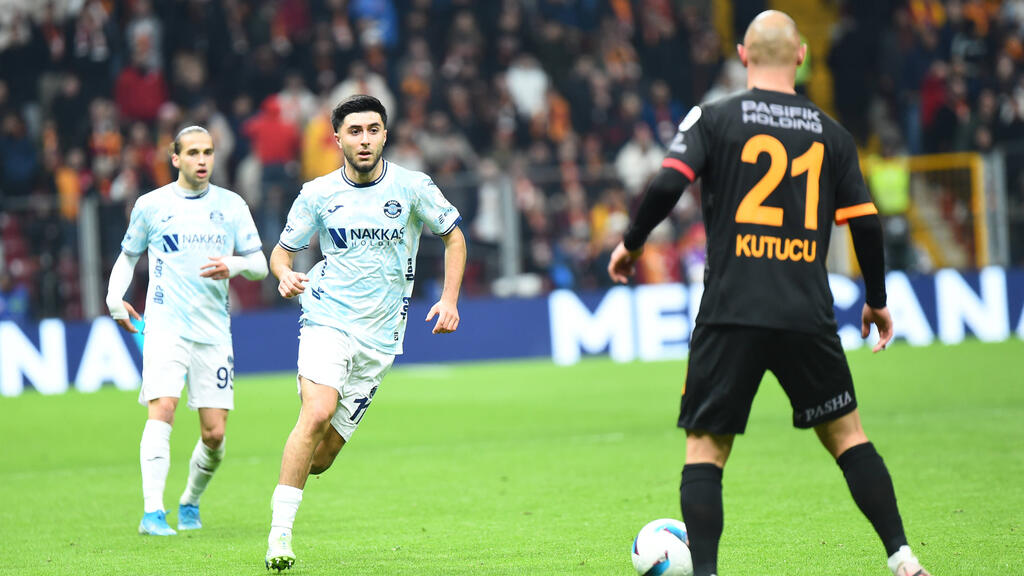 Adana Demirspor verließ im Spiel bei Galatasaray aus Protest das Spielfeld Adana Demirspor verließ im Spiel bei Galatasaray aus Protest das Spielfeld