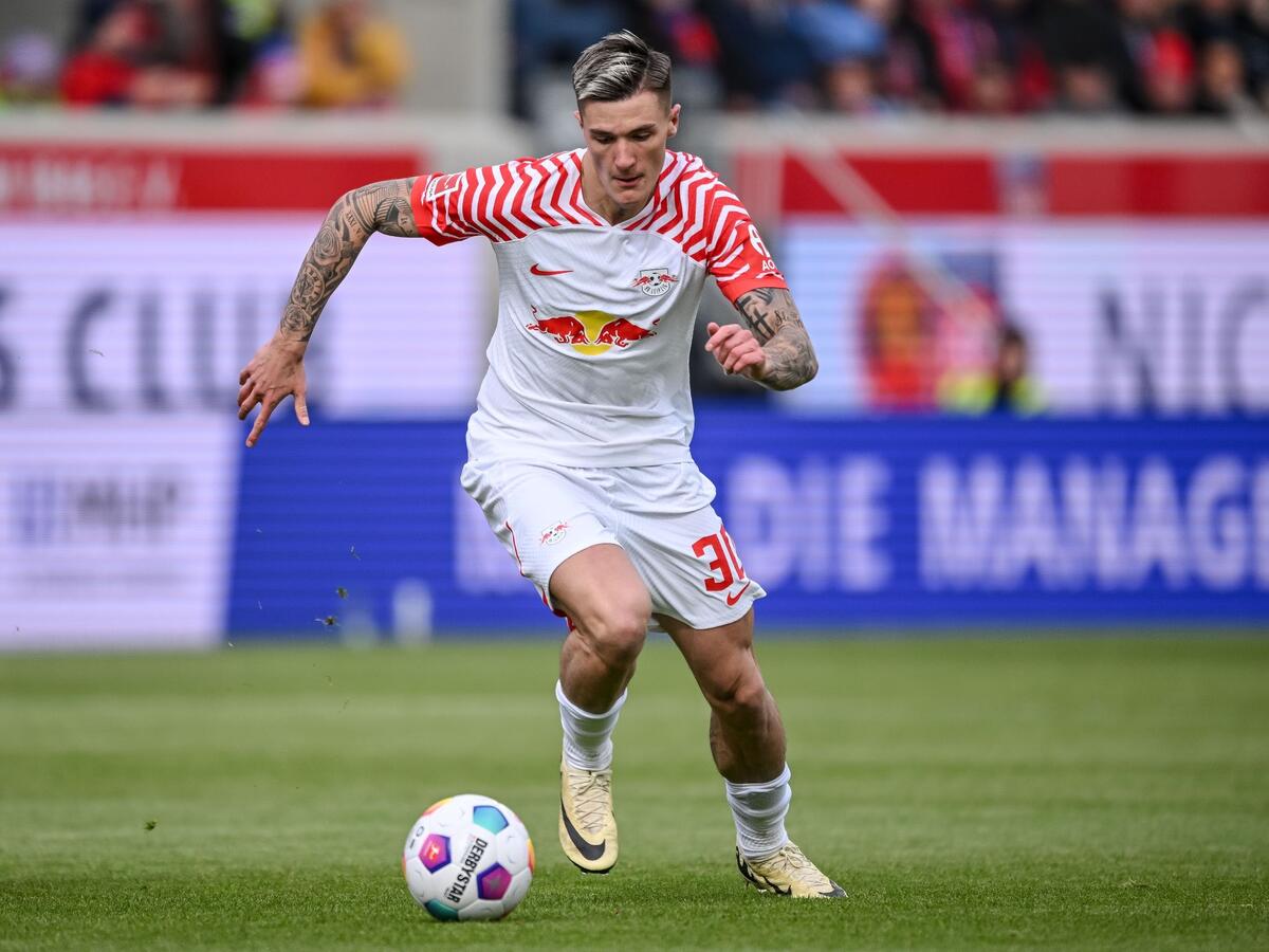 Tiền đạo Benjamin Sesko vẫn ở lại RB Leipzig