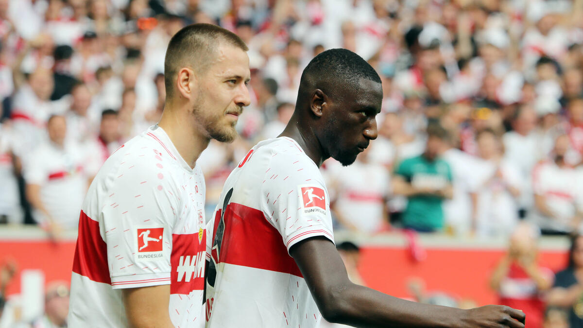 Waldemar Anton (trái) và Serhou Guirassy rời VfB Stuttgart