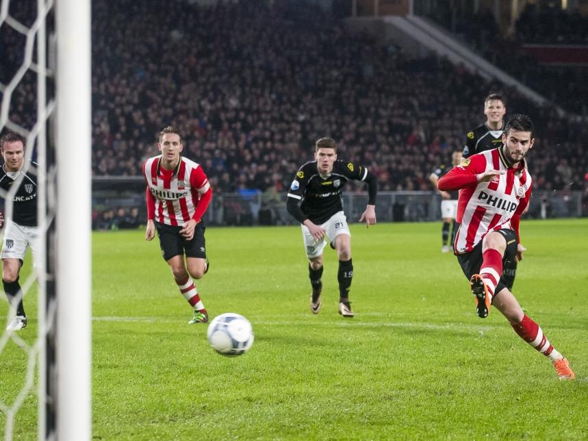 Gastón Pereiro schiet raak vanaf de penaltystip tijdens het duel met Heracles Almelo. (20-02-2016)