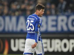Klaas-Jan Huntelaar loopt er teleurgesteld bij tijdens het Europa League-duel van Schalke 04 met Shakhtar Donetsk. (25-02-2016)
