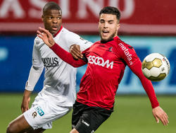 Denzel Dumfries (l.) maakt tijdens de wedstrijd Helmond Sport - Sparta Rotterdam een overtreding op Mounir el Allouchi. (08-04-2016)