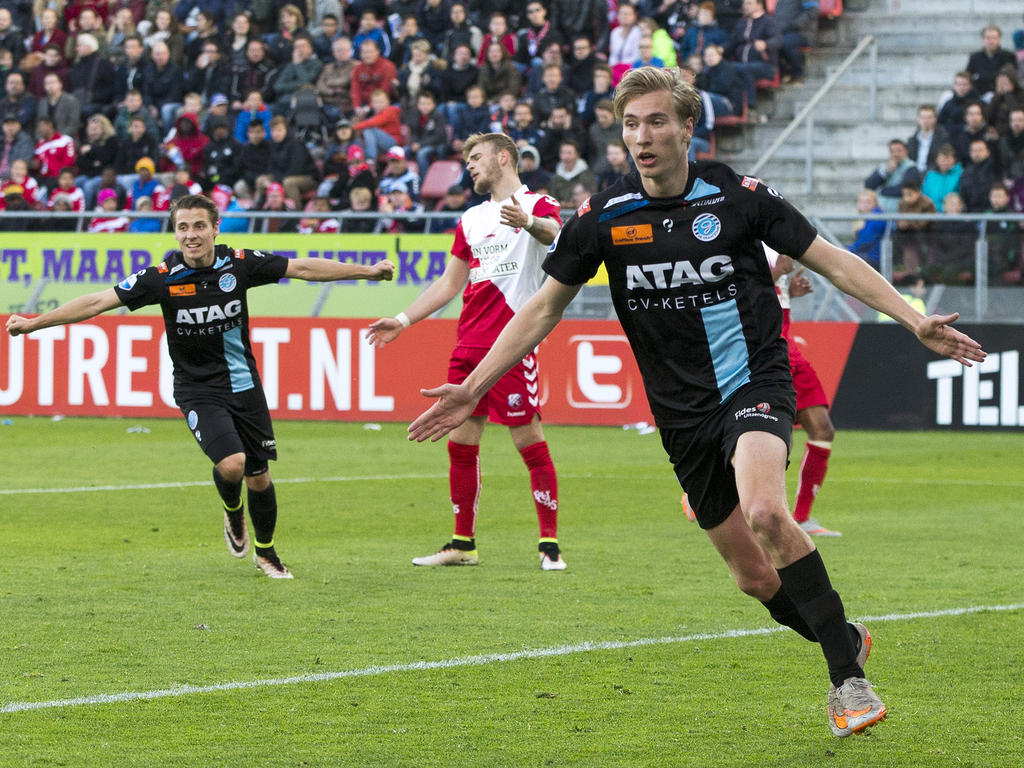 Vincent Vermeij (r.) viert één van zijn twee treffers tijdens het competitieduel FC Utrecht - De Graafschap (20-04-2016).