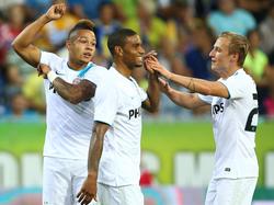 Memphis Depay (l.), Jürgen Locadia (m.) en Marcel Ritzmaier (r.) vieren een treffer tijdens SKN St. Pölten - PSV Eindhoven. (7-8-2014)