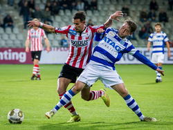 Tom Menting (r.) probeert Denis Mahmudov (l.) van de bal te zetten tijdens De Graafschap - Sparta Rotterdam. (08-11-2014) 