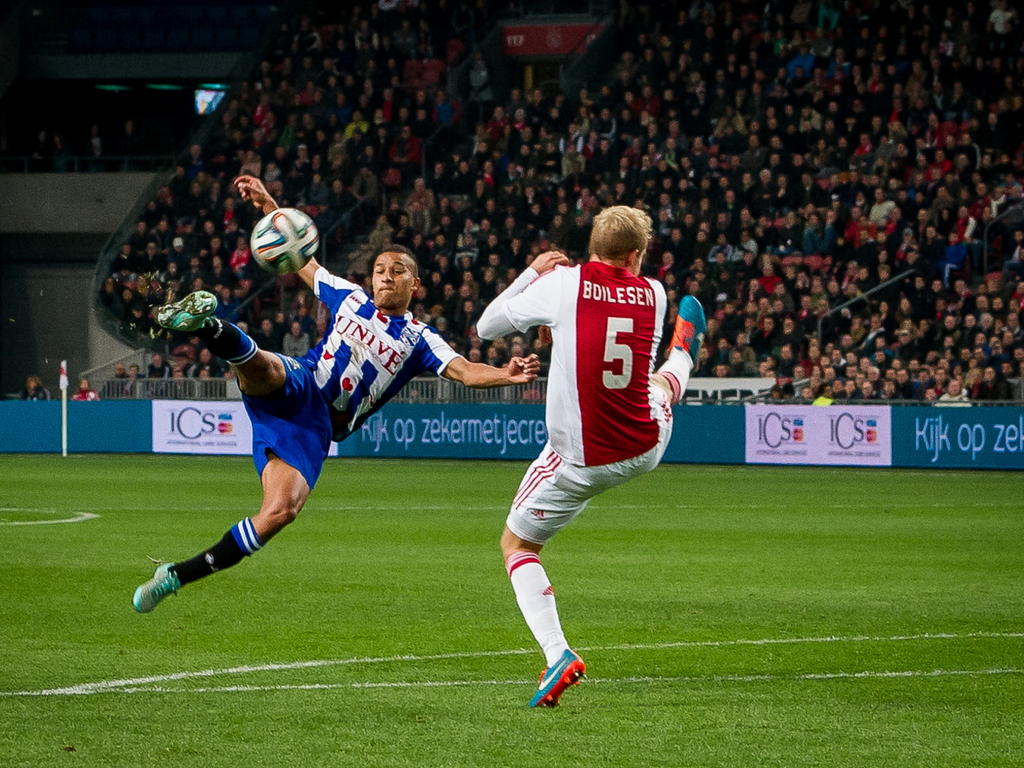 Luciano Slagveer (l.) neemt een afgeslagen corner in één keer op de volley en scoort schitterend in de wedstrijd Ajax - sc Heerenveen. Nicolai Boilesen stapt uit, maar is te laat. (22-11-2014)