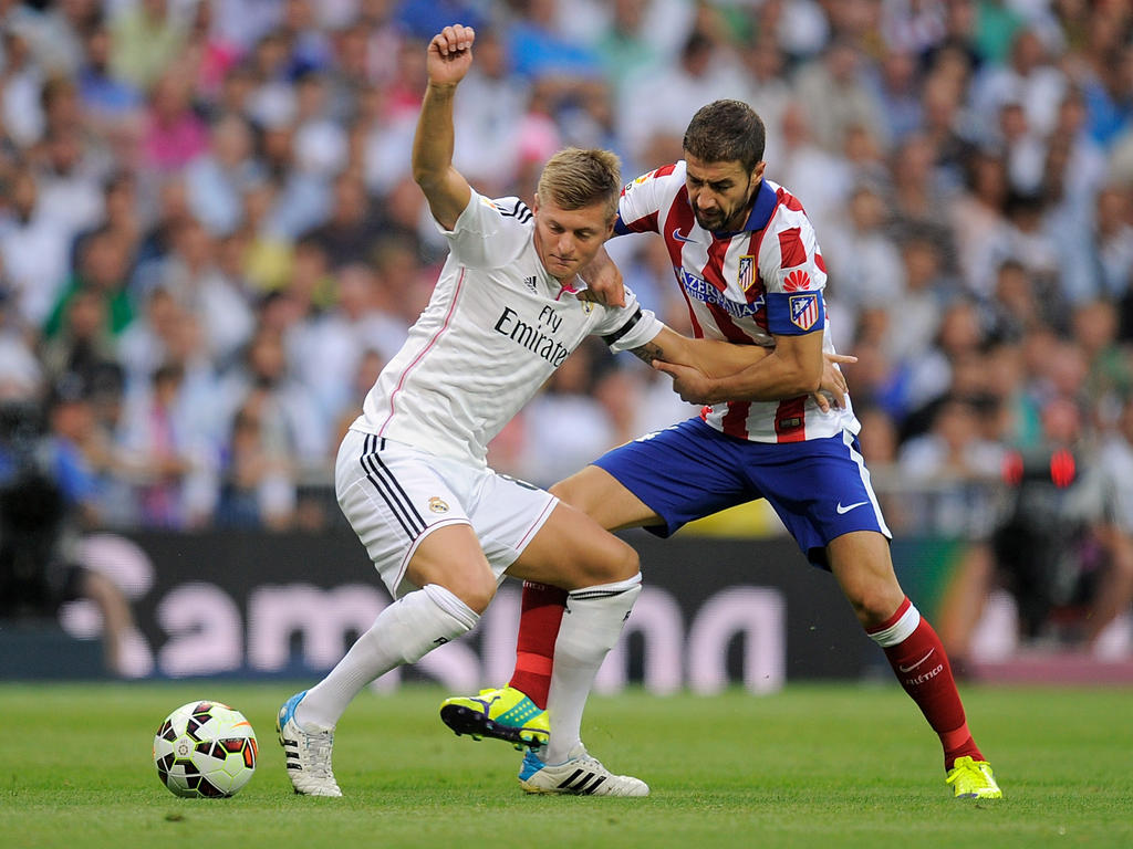 Real Madrids Toni Kroos (l.) schirmt den Ball gegen Atléticos Gabi ab