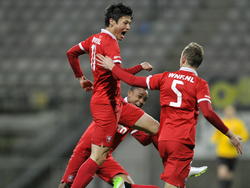 Ryo Miyaichi scoort op schitterende wijze de 1-0 tegen De Graafschap voor Jong FC Twente. (23-02-2015)