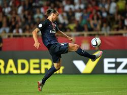 Controle bij Zlatan Ibrahimović tijdens het competitieduel AS Monaco - Paris Saint-Germain. (30-08-2015)