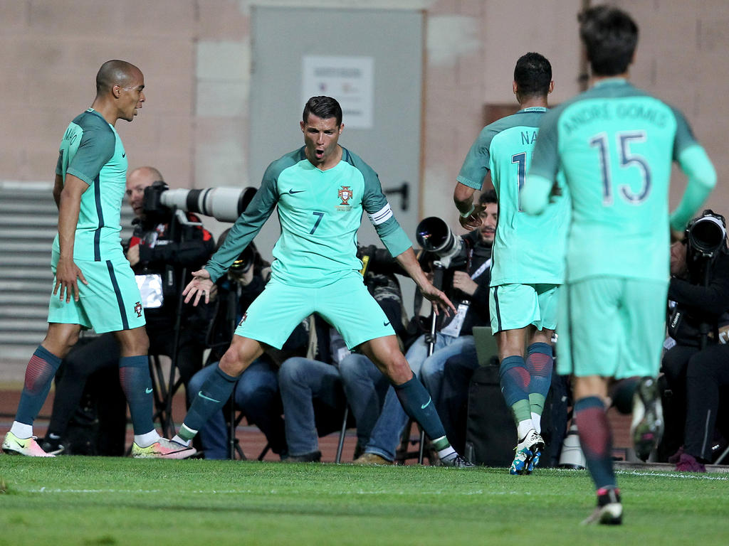 Cristiano Ronaldo (2.v.l.) erzeilte bisher sechs Treffer bei EM-Endrunden
