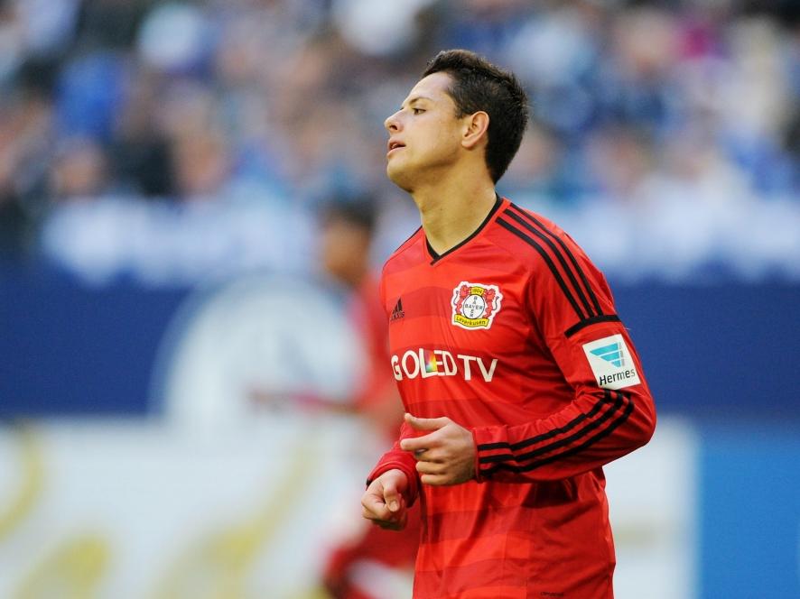 Javier Hernández baalt van een gemiste kans tijdens het competitieduel FC Schalke 04 - Bayer Leverkusen (23-04-2016).