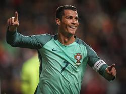 Met een rake kopbal tekent Cristiano Ronaldo voor de 2-0 bij de oefeninterland Portugal - België. (29-03-2016)