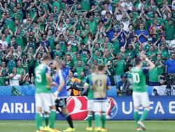 Ondanks de nederlaag tegen Polen blijven de fans van Noord-Ierland achter hun land staan. Na de 1-0 nederlaag applaudisseren de fans voor hun spelers. (12-06-2016)