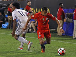 El delantero chileno es duda para el compromiso ante Uruguay. (Foto: Getty)