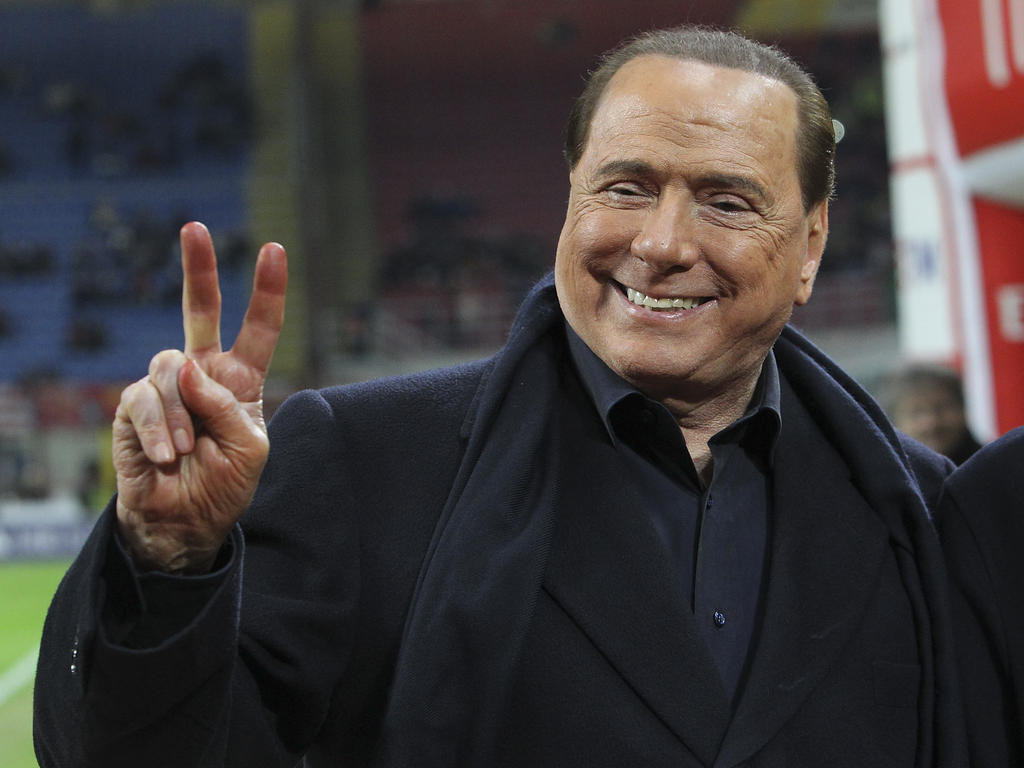 Silvio Berlusconi hace el signo de la victoria en una imagen de archivo. (Foto: Getty)