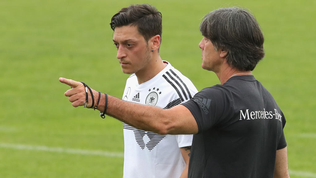 Löw conversa con Özil en la concentración alemana de mayo. (Foto: Getty)