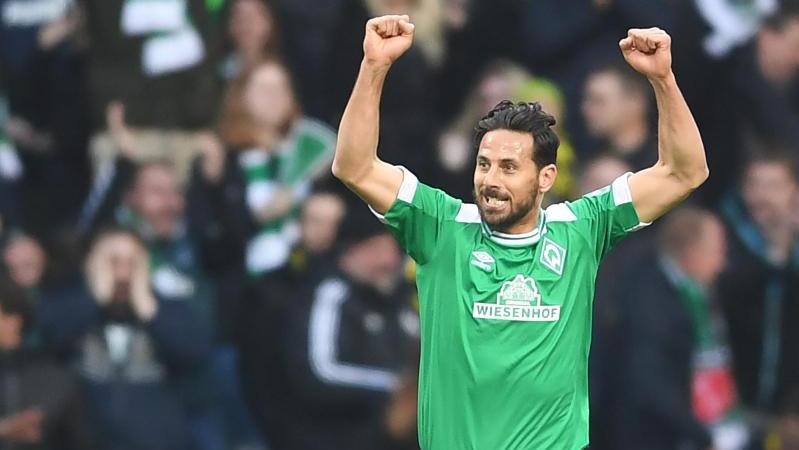 Werders Claudio Pizarro läuft in der nächsten Saison wieder mit der Trikotnummer 14 auf