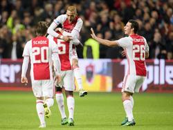 De spelers van Ajax vieren samen met Hakim Ziyech (m.) zijn doelpunt tegen Excelsior. (29-10-2016)