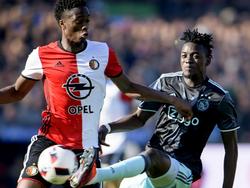 Feyenoord-verdediger Terence Kongolo probeert Ajax-aanvaller Bertrand Traoré van de bal te zetten, maar de Ajacied kan de bal nog net weg spelen. (23-10-2016)
