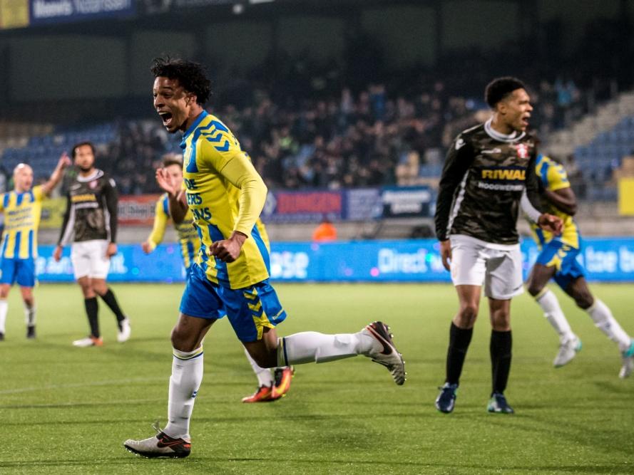 Irvingly van Eijma (l.) kan het niet geloven. Nog geen tien minuten na zijn rentree in de Jupiler League, scoort hij de 1-1 tegen FC Dordrecht. (17-02-2017)