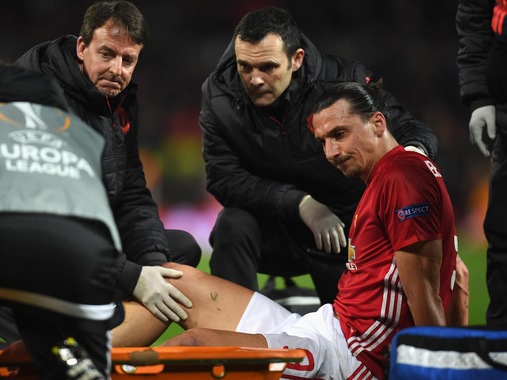 Zlatan sale en camilla tras sufrir la lesión. (Foto: Getty)
