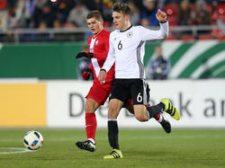 U-Nationalspieler Gino Fechner (r.) läuft künftig für Kaiserslautern auf