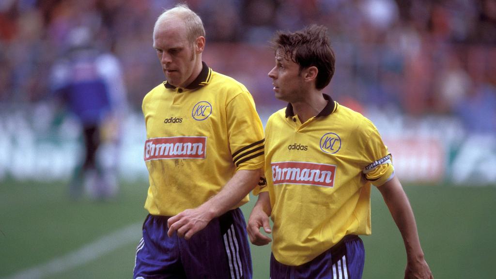 Nicht nur Yves Eigenrauch und Olaf Thon (r.) wirkten in den gelb-schwarzen Trikots des Karlsruher SC peinlich berührt Nicht nur Yves Eigenrauch und Olaf Thon (r.) wirkten in den gelb-schwarzen Trikots des Karlsruher SC peinlich berührt