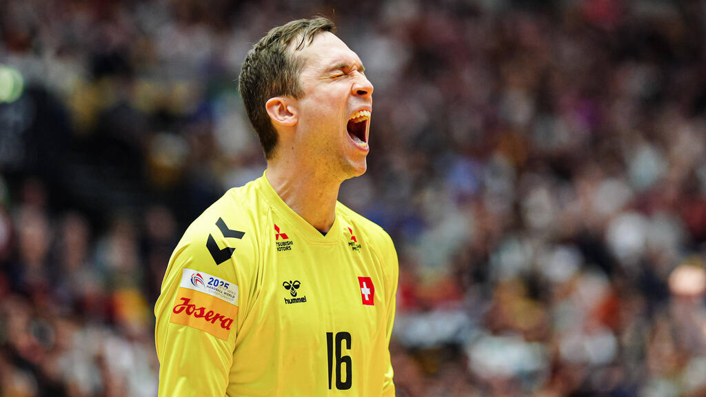 Schweiz-Torwart Nikola Portner jubelt bei der Handball-WM 2025