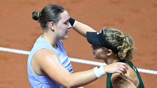 Jule Niemeier (l.) setzt sich durch