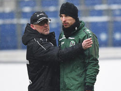 Ron-Robert Zieler (r.) reist trotz Krankheit mit ins Trainingslager