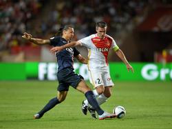 Zlatan Ibrahimović (l.) weet de bal net voor de voeten van Jérémy Toulalan weg te tikken tijdens AS Monaco - Paris Saint-Germain. (30-08-2015)