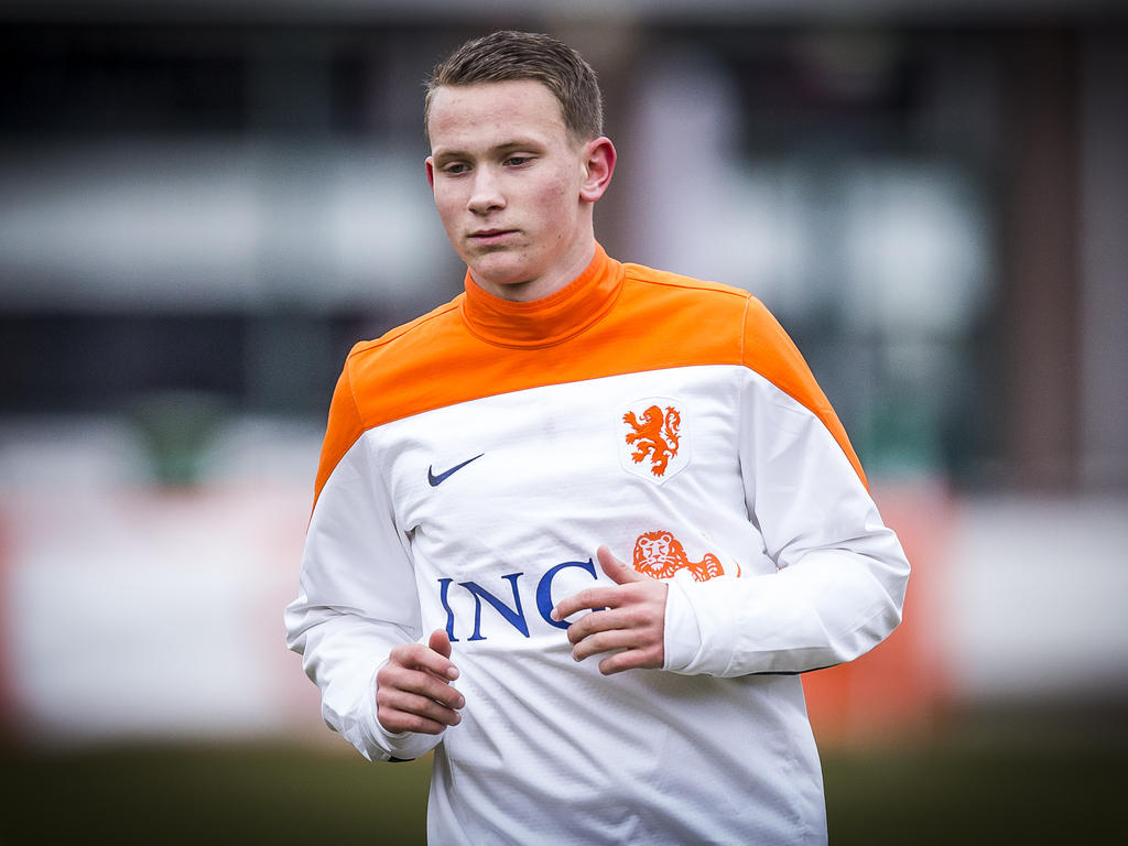 Julian Lelieveld loopt zich warm voor een training van het Nederlands elftal onder de negentien jaar. (21-03-2016)