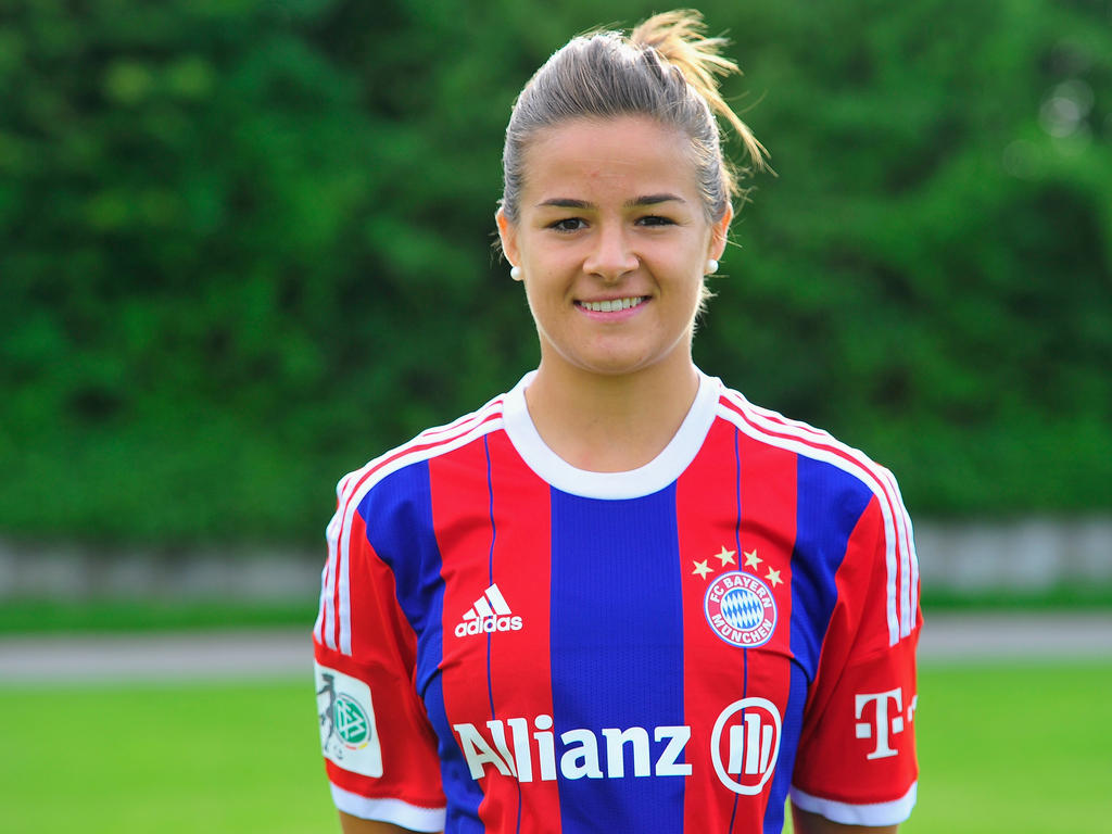 Lena Lotzen im Dress des FC Bayern Münchens