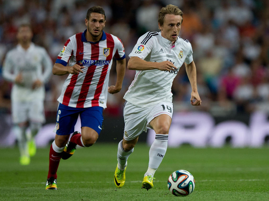 Modric (dcha.), perseguido por Koke (izq.), durante el partido de la Supercopa 2014. (Foto: Getty)