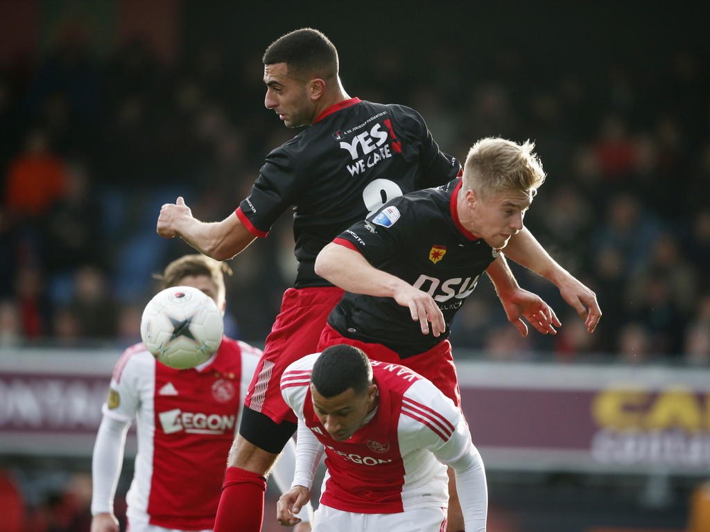 Excelsior-spelers Adil Auassar (l.) en Tom van Weert (r.) torenen boven Ajacied Ricardo van Rhijn (onder) uit in het duel tegen Ajax. (21-12-2014)