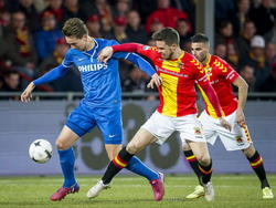 Luuk de Jong (l.) gebruikt zijn sterke lichaam om Sander Duits van de bal te houden tijdens Go Ahead Eagles - PSV. (07-03-2015)