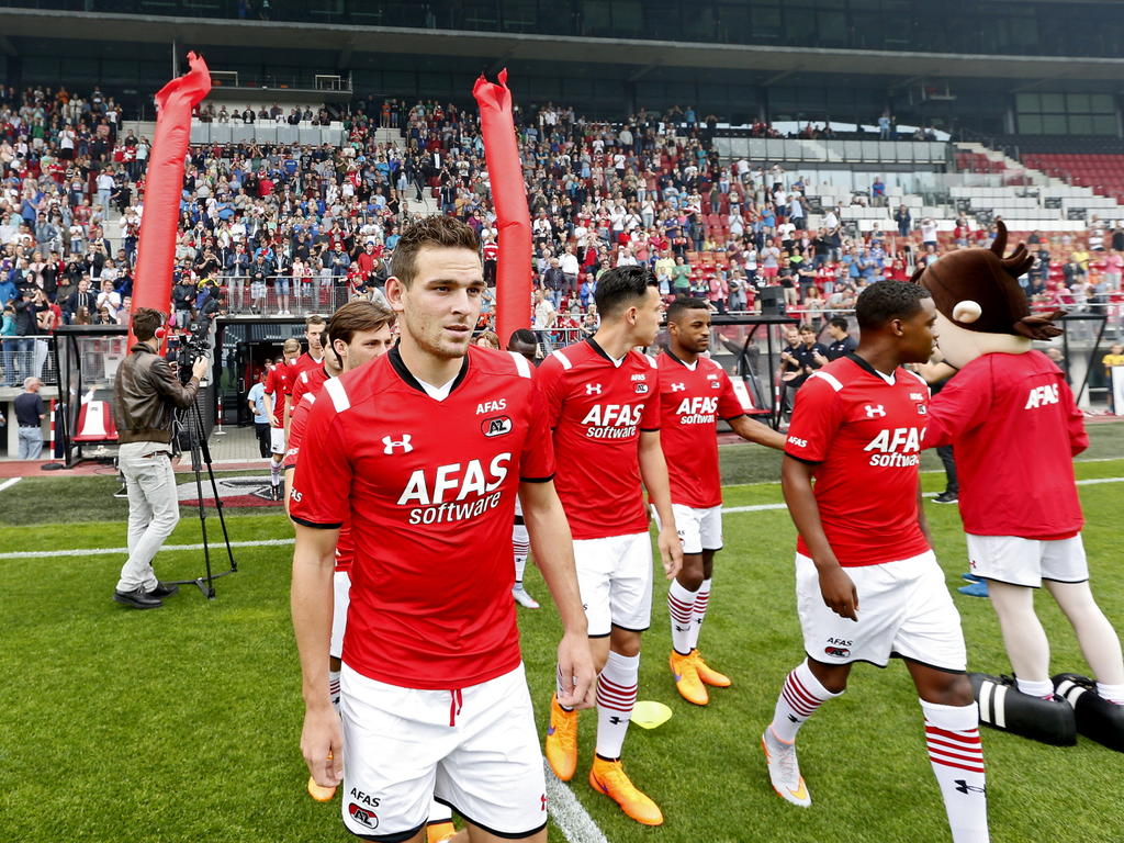 Aanwinst Vincent Janssen laat zijn gezicht zien tijdens de eerste training van AZ Alkmaar. (28-06-2015)