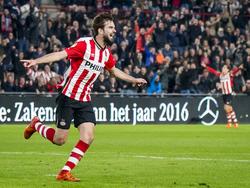 Davy Pröpper kan juichen na het scoren van de 1-0 tijdens PSV - Excelsior. (17-10-2015)